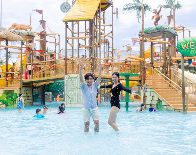 Du khách thích thú trải nghiệm công viên nước Aquatopia tại Sun World Hon Thom