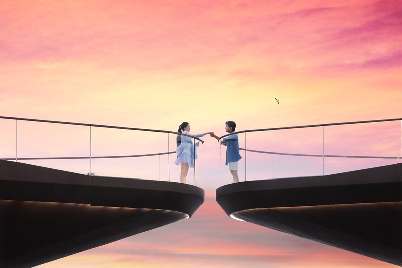 Du khách check in tại Cầu Hôn - cây cầu biểu tượng của tình yêu tại Thị trấn Hoàng Hôn 