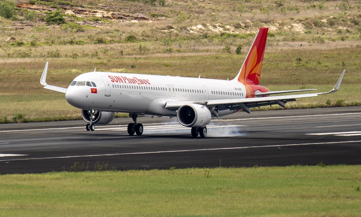 Khách du lịch nên đặt vé máy bay sớm để tránh tình trạng hết vé