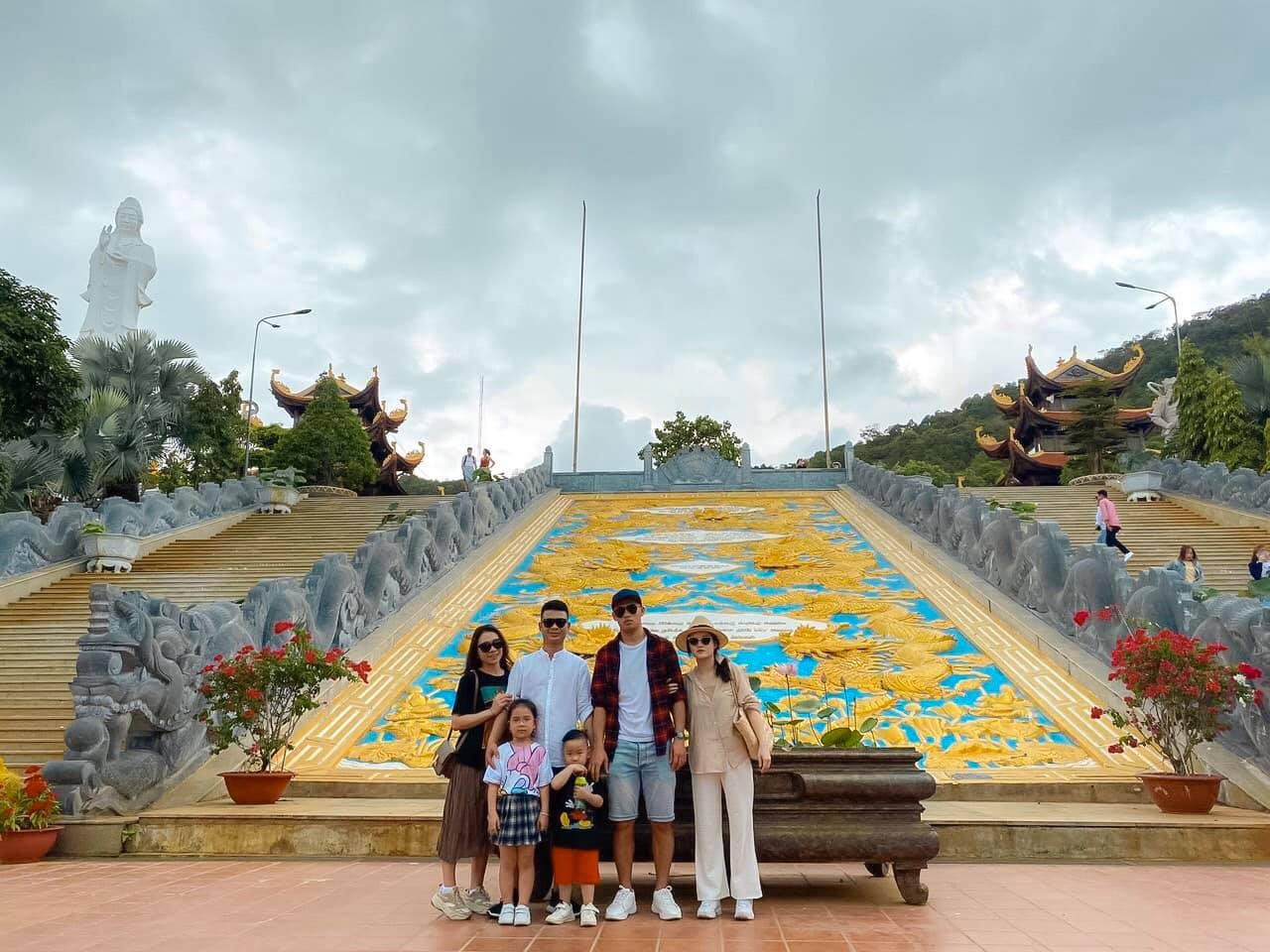 Du khách đi lễ đầu năm, cầu bình an hạnh phúc tại Chùa Hộ Quốc