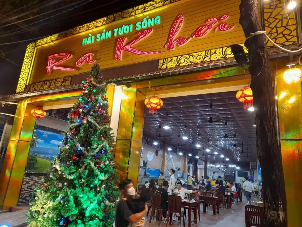 Nhà hàng hải sản Ra Khơi là một trong những quán hải sản ở Dương Đông được nhiều du khách lựa chọn