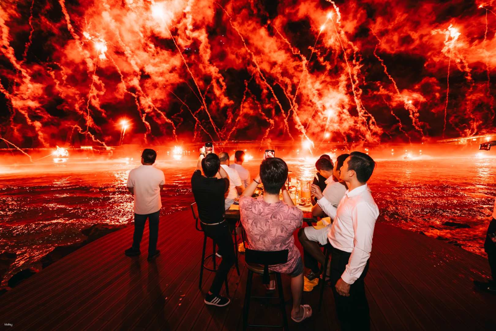 Du khách trải nghiệm bia thủ công Sun KraftBeer và xem pháo hoa tại nhà hàng Sun Bavaria GastroPub