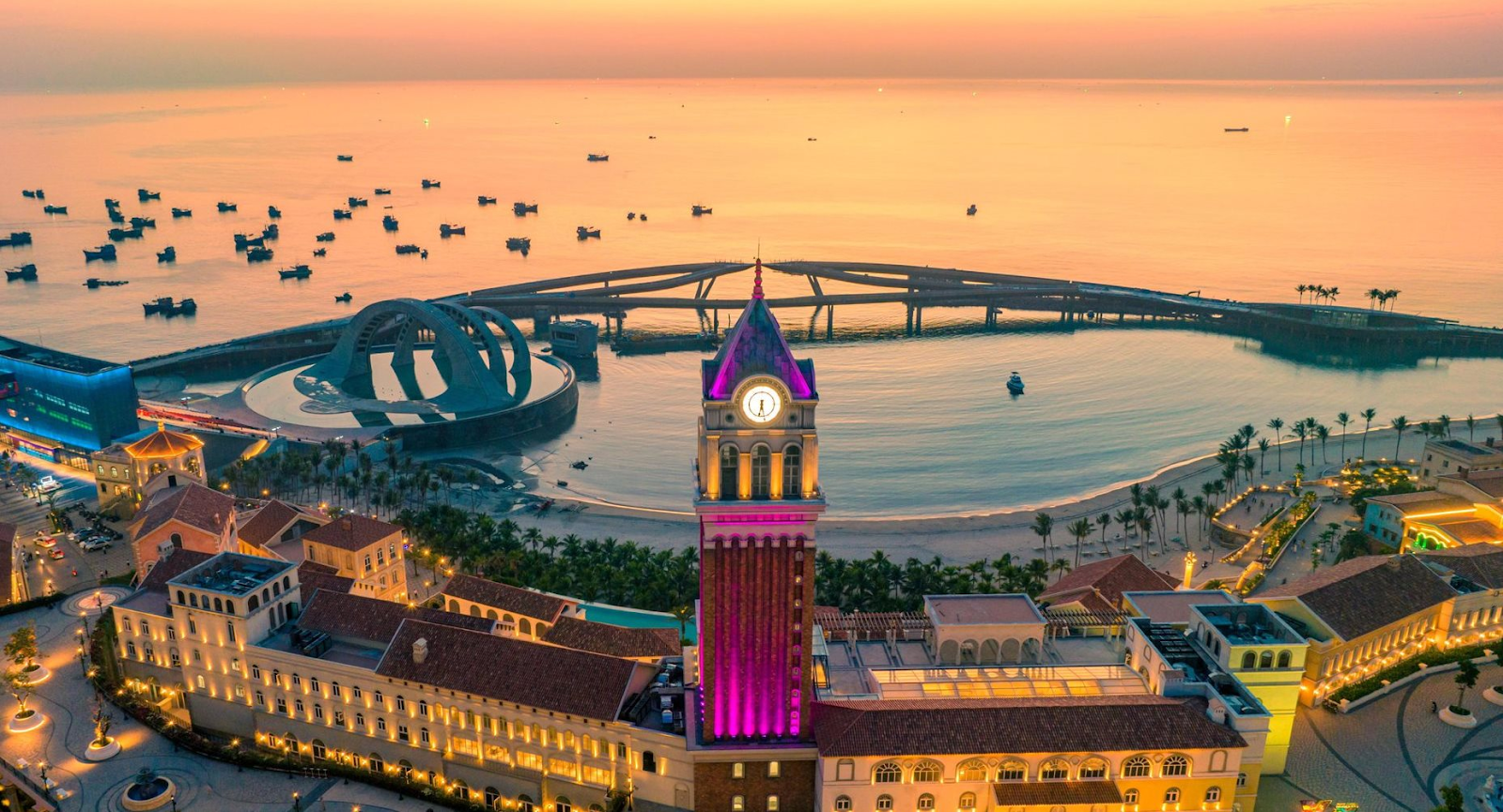 Du khách nên tham quan các địa điểm nổi tiếng từ sáng sớm để tránh tình trạng đông đúc