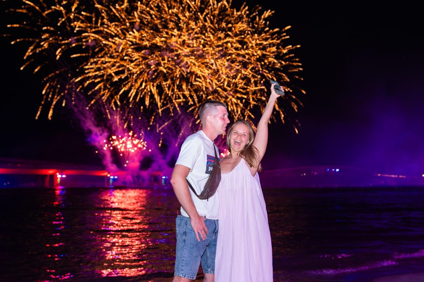 Du khách phấn khích trước những màn pháo hoa rực rỡ tại Thị trấn Hoàng Hôn