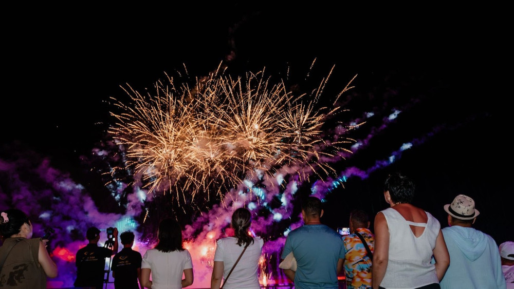 Du khách thích thú chiêm ngưỡng pháo hoa tại Thị trấn Hoàng Hôn