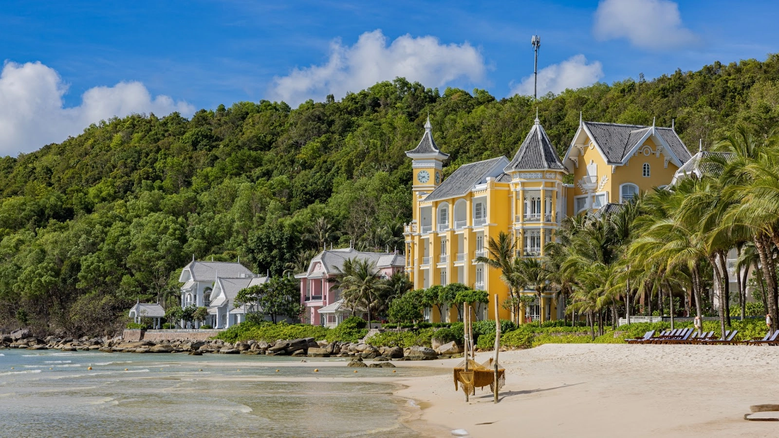 JW Marriott Phu Quoc Emerald Bay Resort tọa lạc ngay tại Bãi Kem rất thuận tiện cho du khách trải nghiệm biển