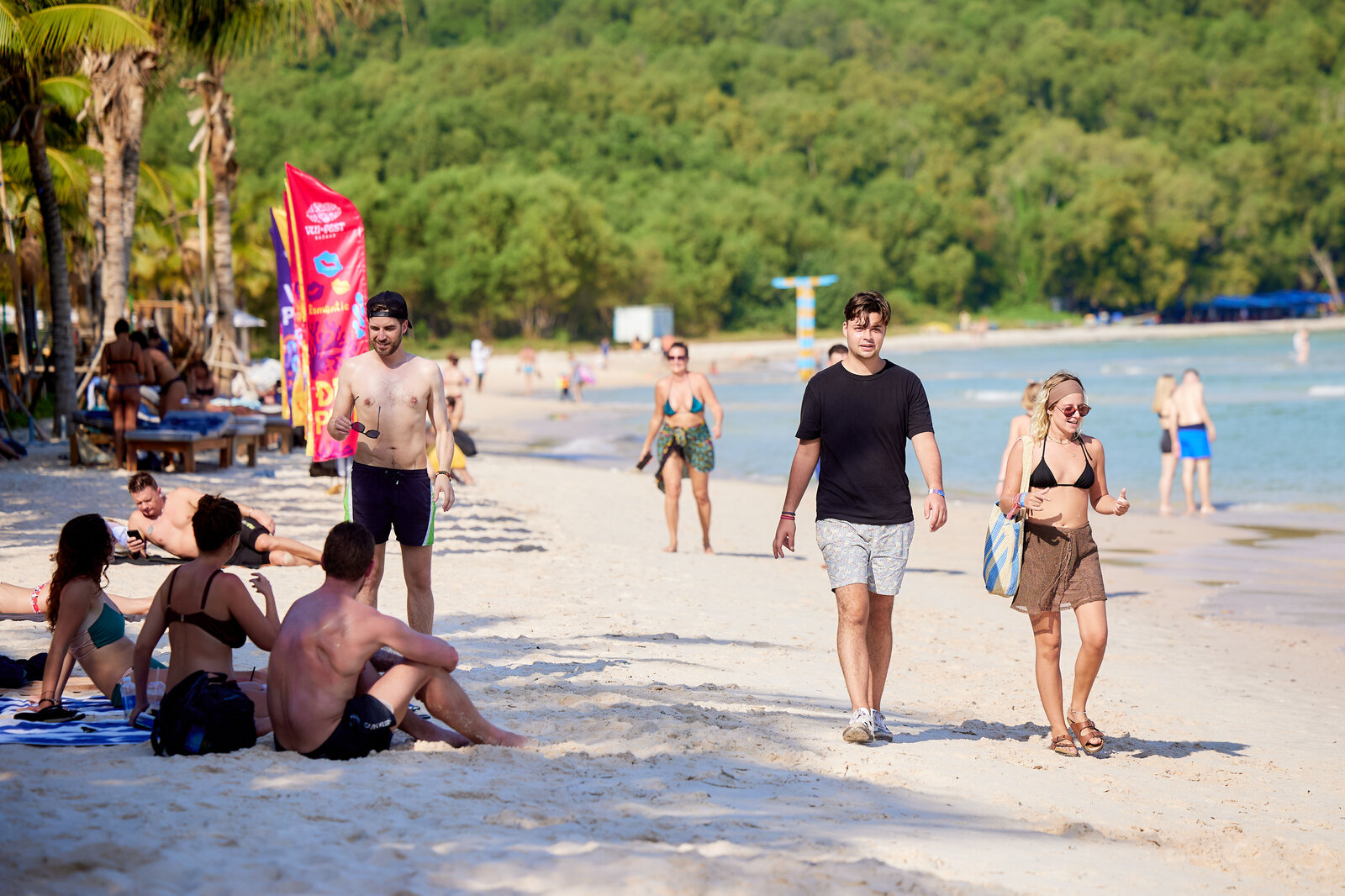 Du khách trải nghiệm tắm nắng và đi dạo tại Bãi Kem