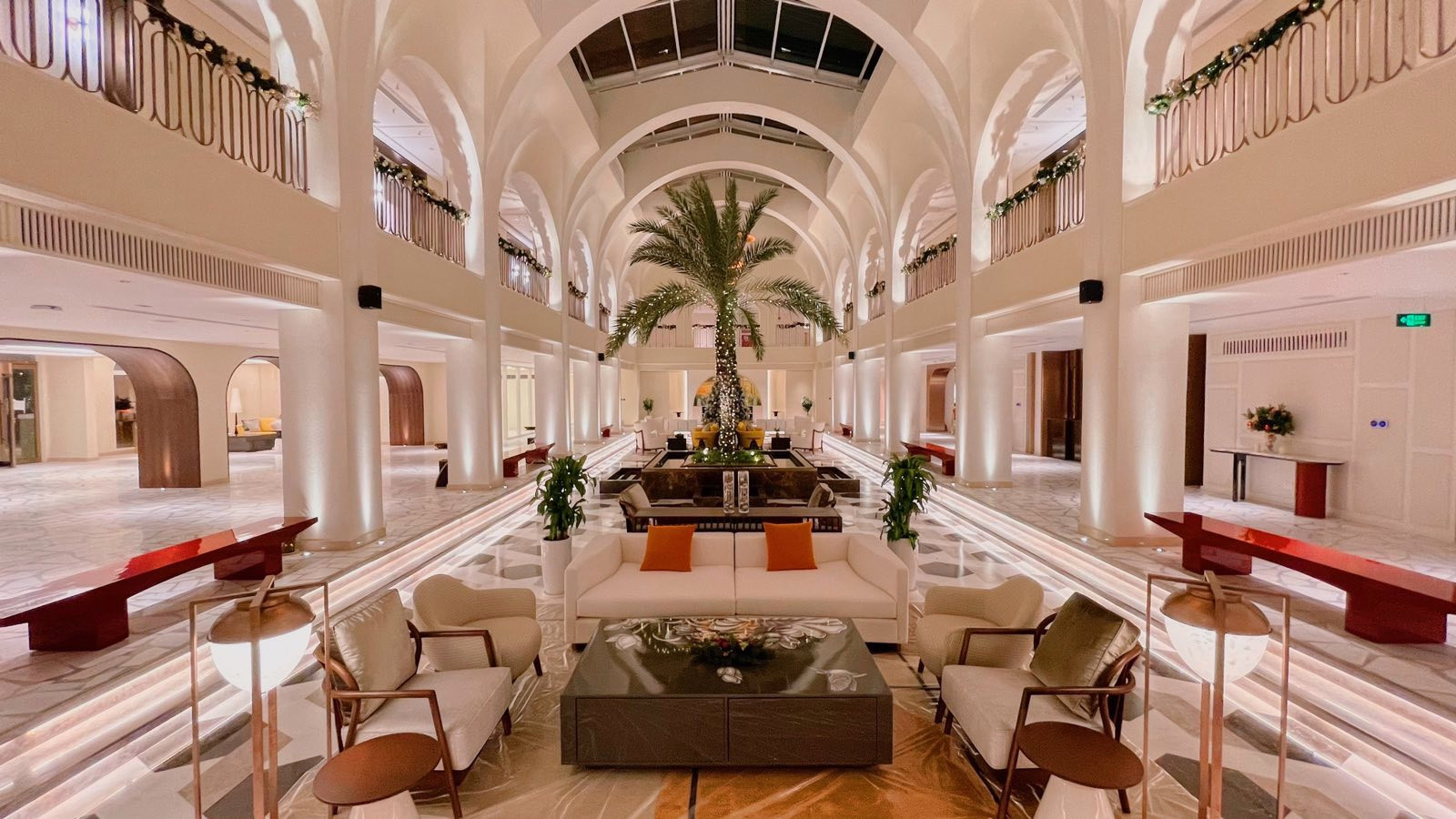 La Festa Phu Quoc, Curio Collection by Hilton nằm trong Thị trấn Hoàng Hôn, thích hợp cho những du khách yêu thích không khí sôi động