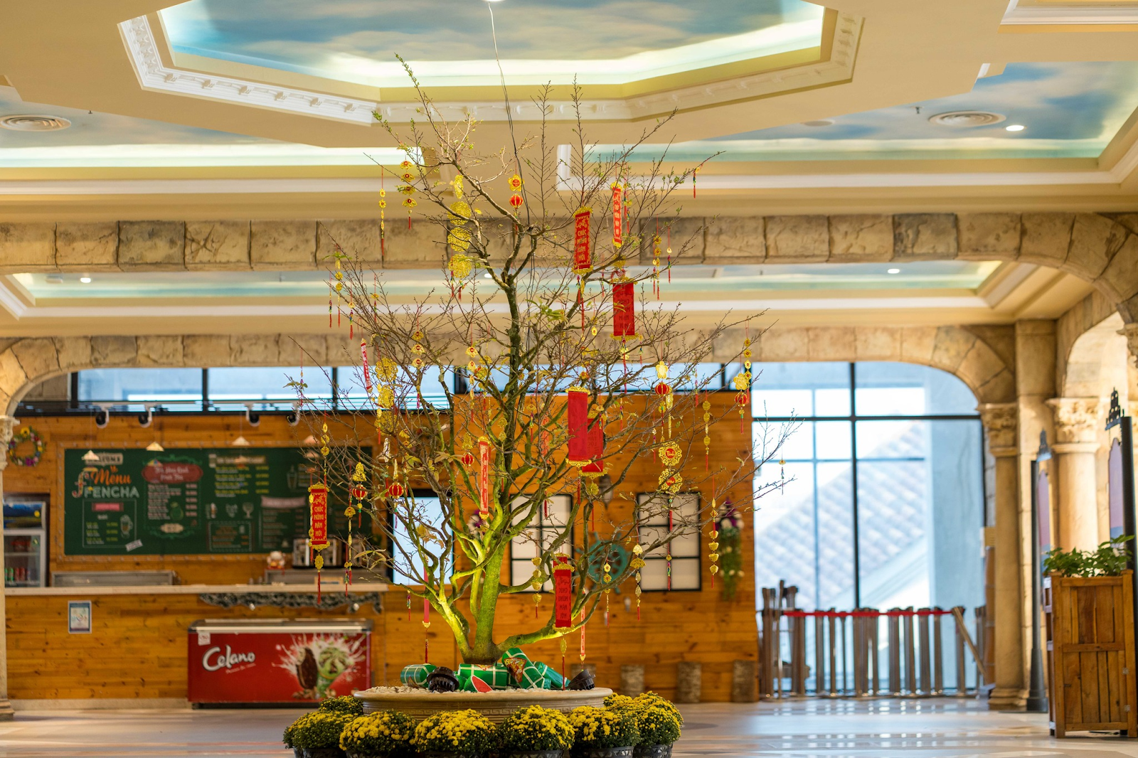 Ga cáp treo Sun World Hon Thom trang trí Tết rực rỡ với tông màu đỏ vàng nổi bật 