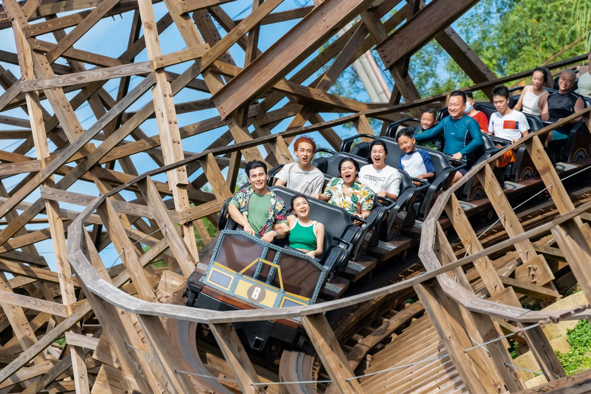 Khách du lịch phấn khích trải nghiệm tàu lượn siêu tốc Mộc Xà Thịnh Nộ 