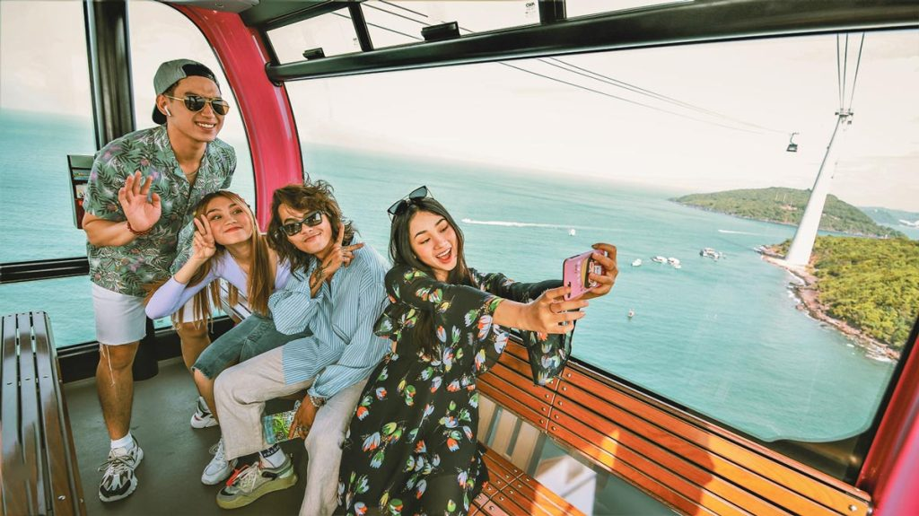 Nhóm bạn trẻ hào hứng check in trên cáp treo Hòn Thơm