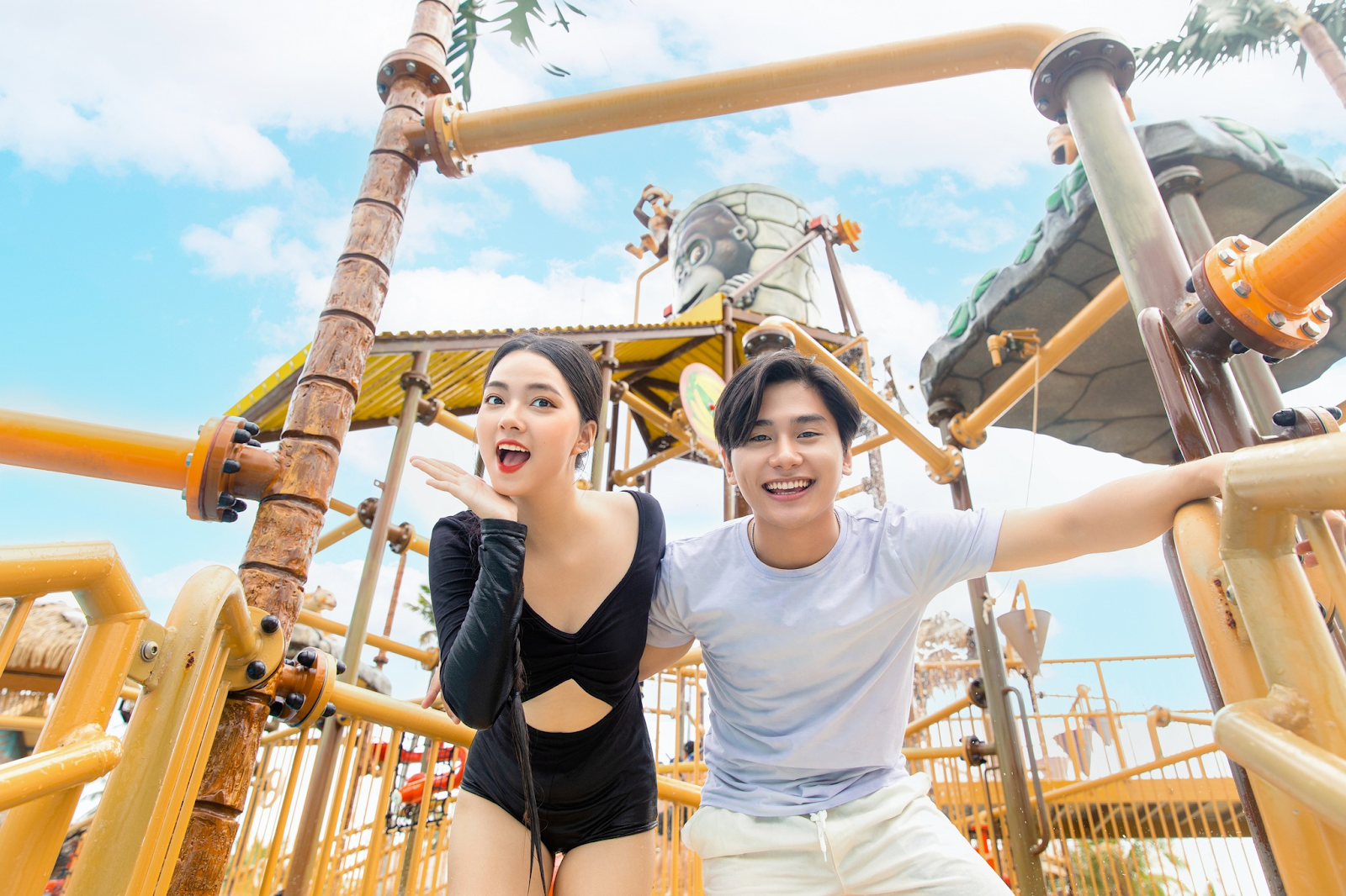 Du khách vui chơi thỏa thích tại công viên nước Aquatopia