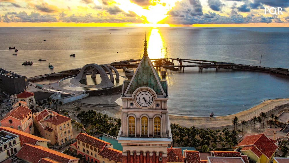 Tháp đồng hồ là một trong những công trình nổi bật tại Sunset Town