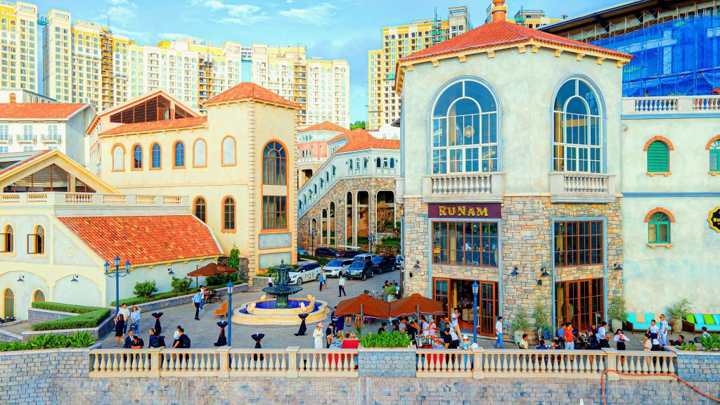 Không gian kiến trúc đậm chất Địa Trung Hải tại Thị trấn Hoàng Hôn