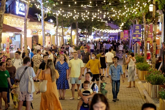 Không khí sôi động tại chợ đêm Vui Phết vào dịp Tết 