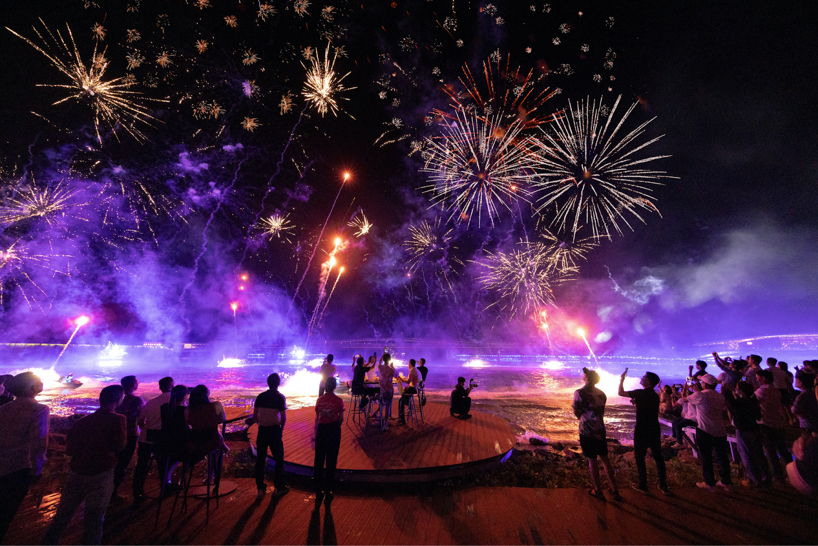 Du khách chiêm ngưỡng những màn pháo hoa đẳng cấp thế giới từ nhà hàng Sun Bavaria GastroPub 