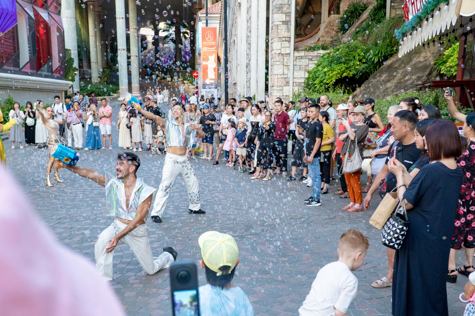 Du khách thích thú theo dõi những màn trình diễn nghệ thuật quanh các quảng trường