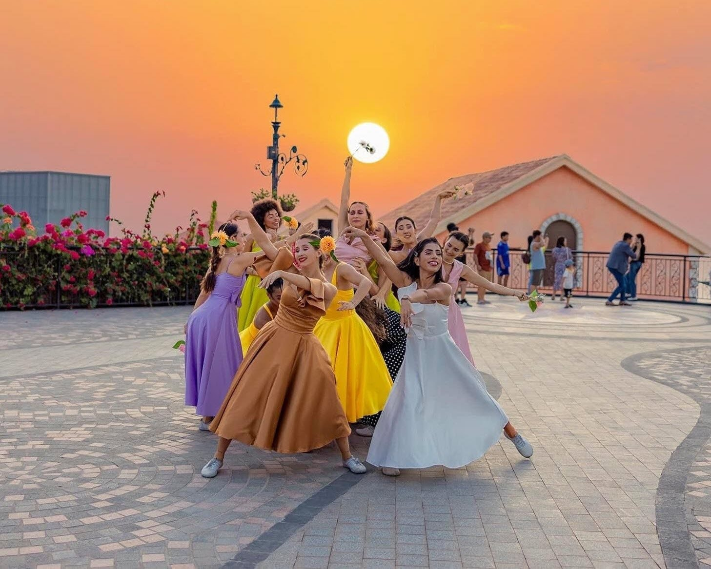 Không khí sôi động tại Thị trấn Hoàng Hôn vào những ngày đầu năm mới 