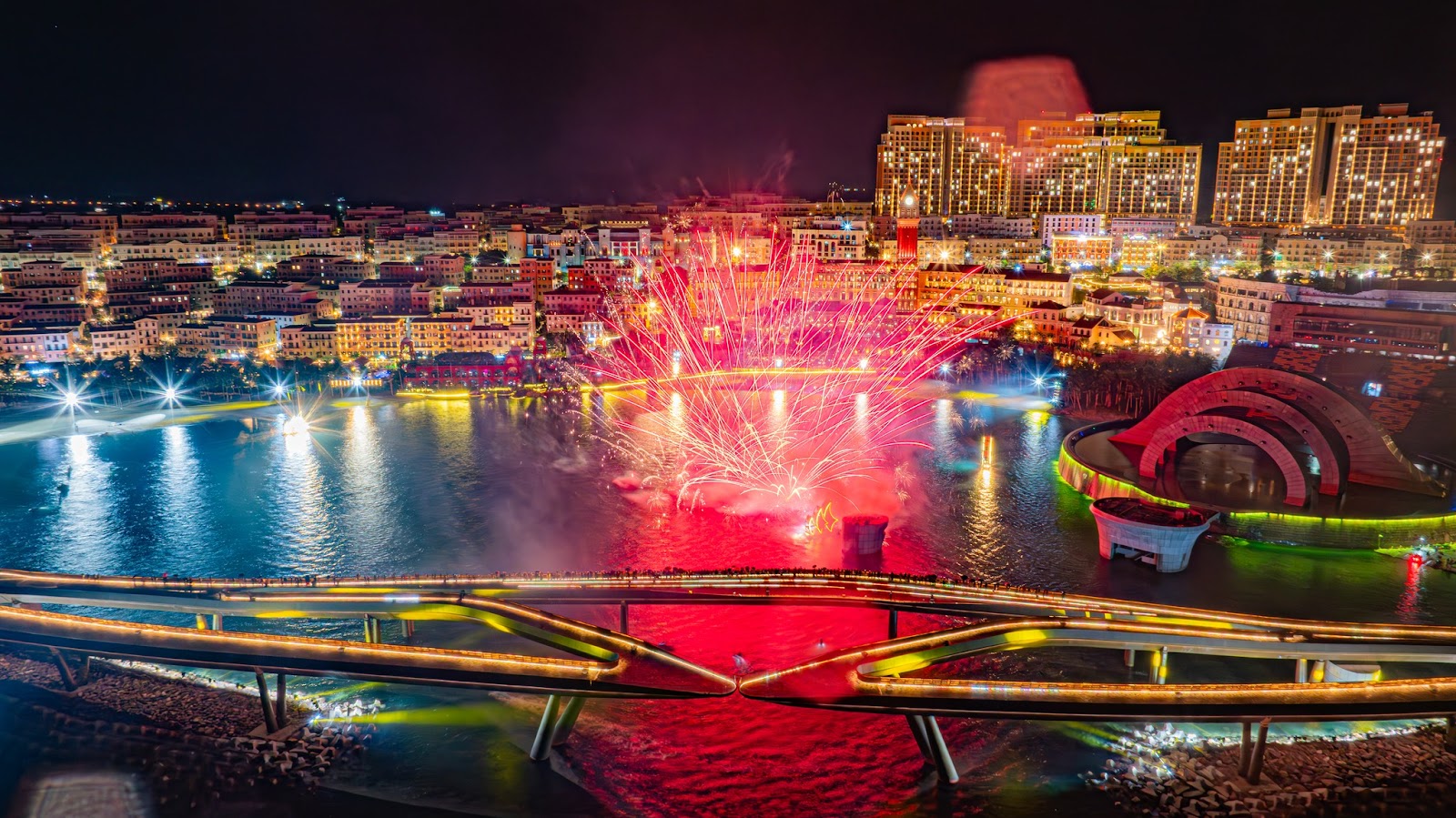 Cùng sự bổ sung show diễn Bản giao hưởng đại dương, Phú Quốc đang trở thành hòn đảo duy nhất trên thế giới có 2 màn pháo hoa mỗi đêm.