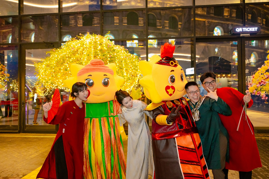 Biểu diễn đường phố khuấy động không khí Tết với âm nhạc, vũ đạo và tương tác cùng du khách.