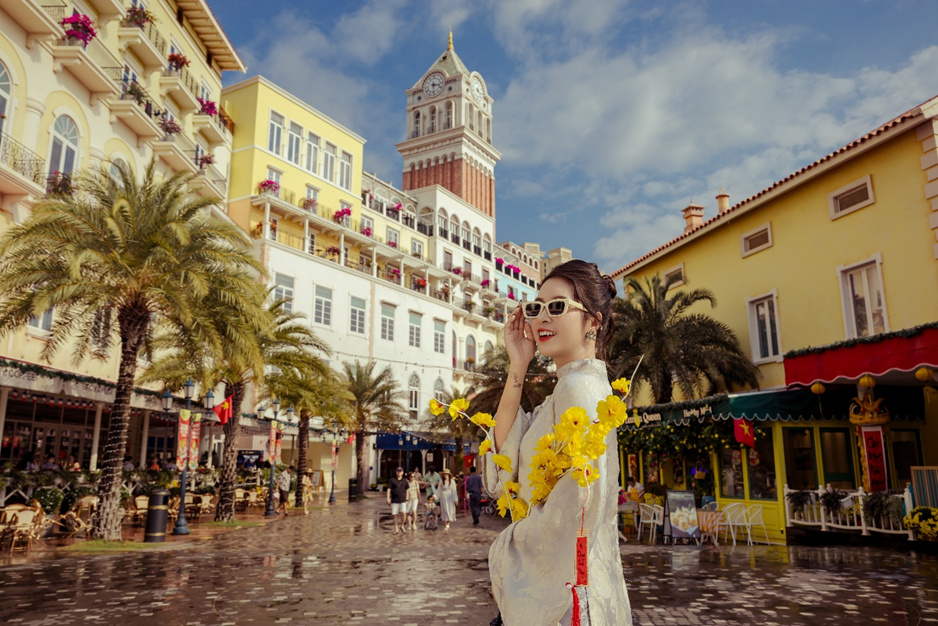 Du khách diện áo dài lưu giữ khoảnh khắc xuân tươi mới.