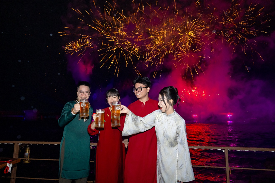 Trải nghiệm trọn vẹn khi vừa thưởng thức bữa tối, vừa chiêm ngưỡng pháo hoa ở cự ly gần.