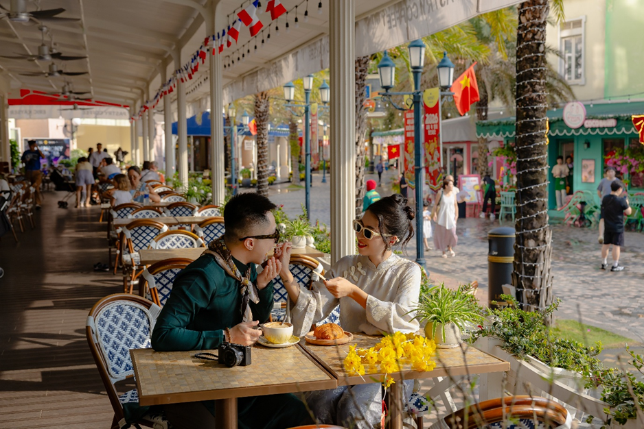 Du khách thưởng trà bánh tại Eric Kayser, ngắm nhịp phố ngày Tết.