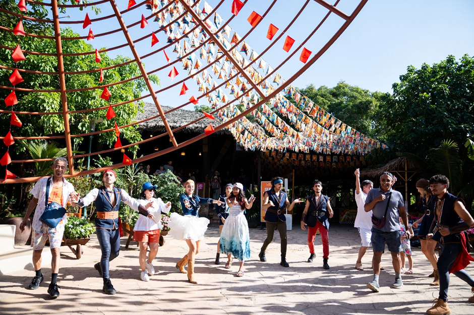 Những vũ điệu sôi động lan tỏa dưới các dải cờ sắc màu tại Hòn Thơm.