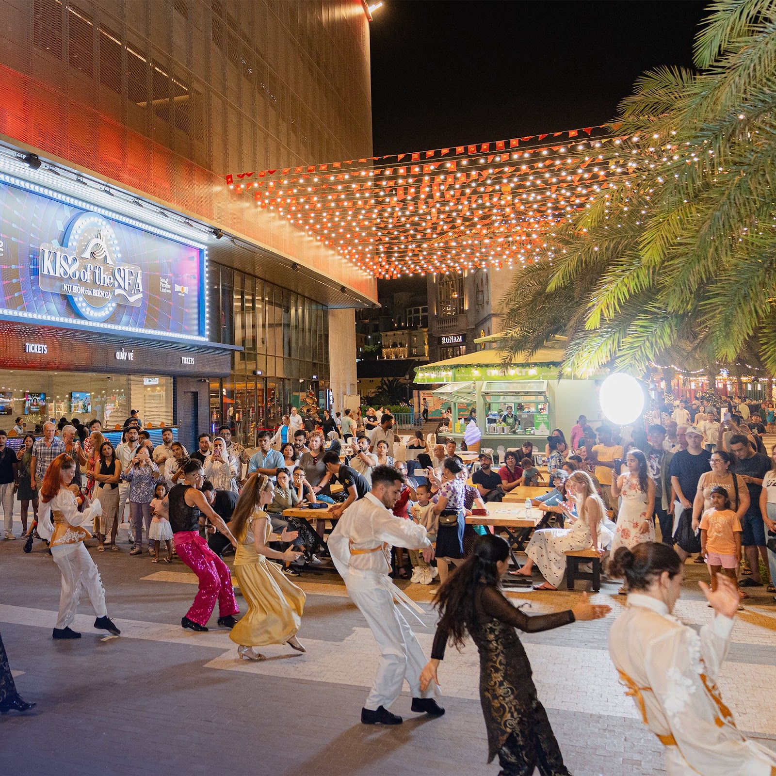 Thị trấn Hoàng hôn - Sunset Town sôi động cả ngày với chuỗi hoạt động nghệ thuật và trình diễn đường phố diễn ra liên tục.