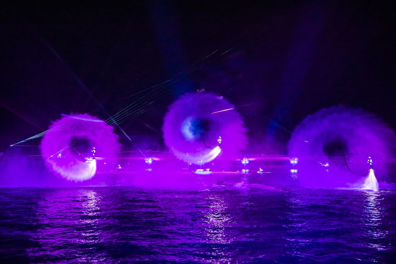 Pháo hoa bung nở từ show diễn Sumphony of the Sea.