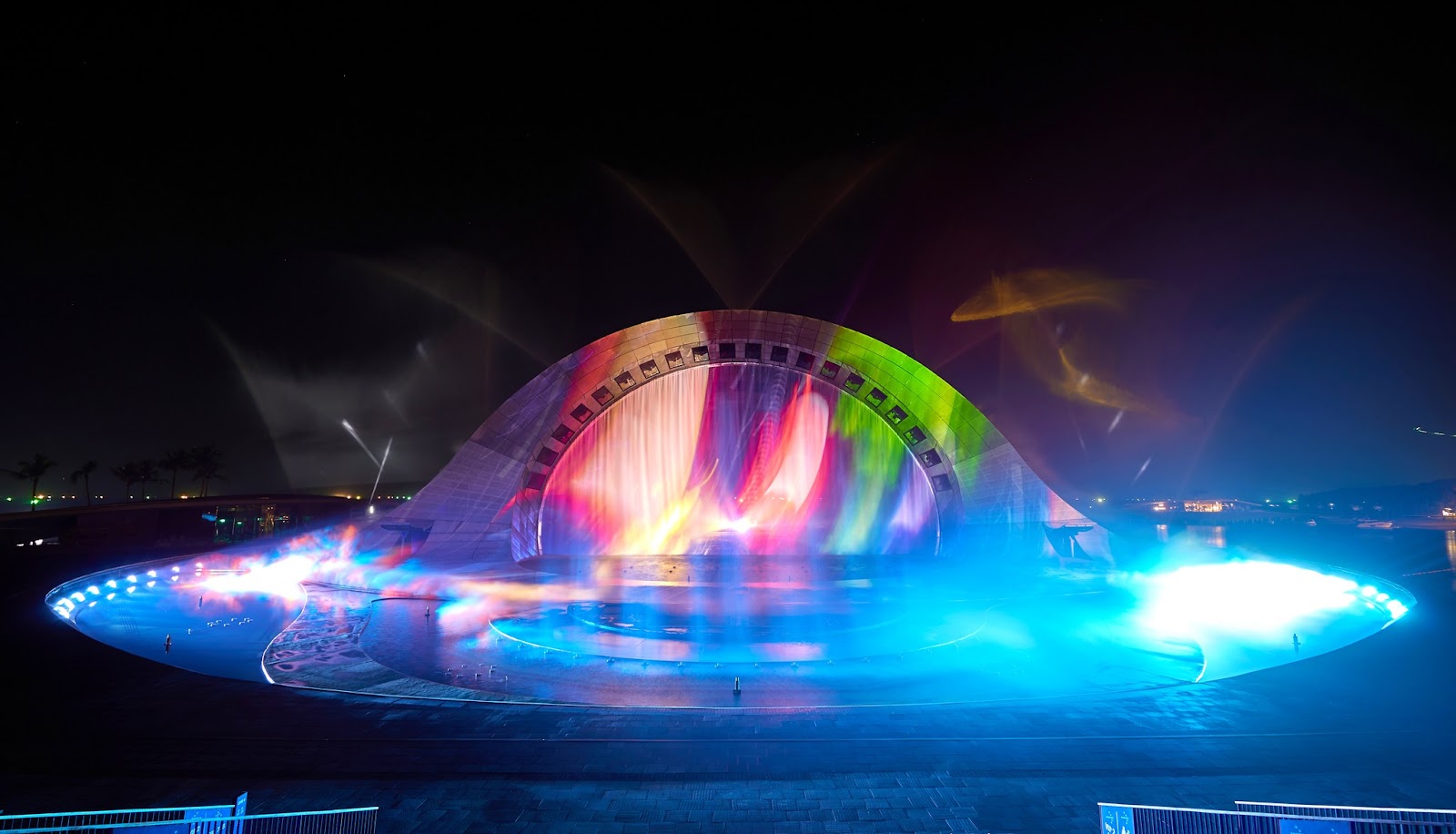 Sân khấu Nụ hôn của Biển cả – Kiss of the Sea là sân khấu vô cực trên biển lớn nhất Việt Nam.