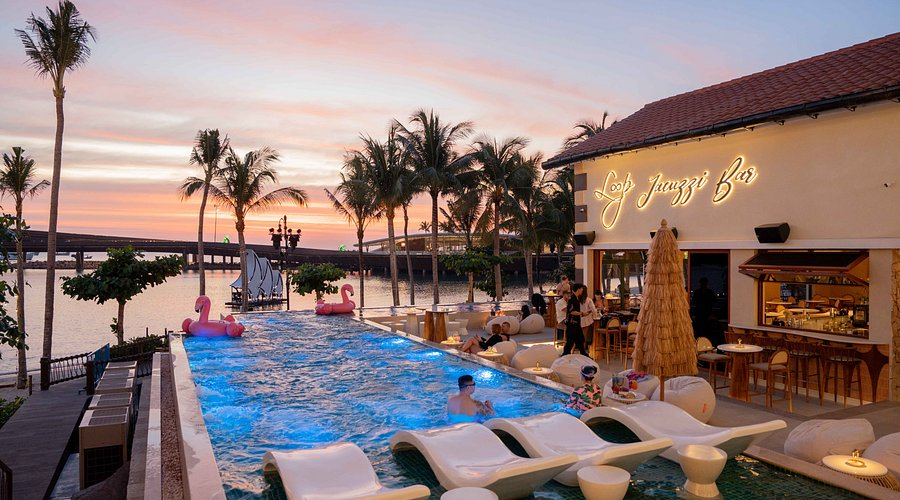 Loop Bar là một trong những quán cafe xem pháo hoa Phú Quốc có vị trí dễ tiếp cận.