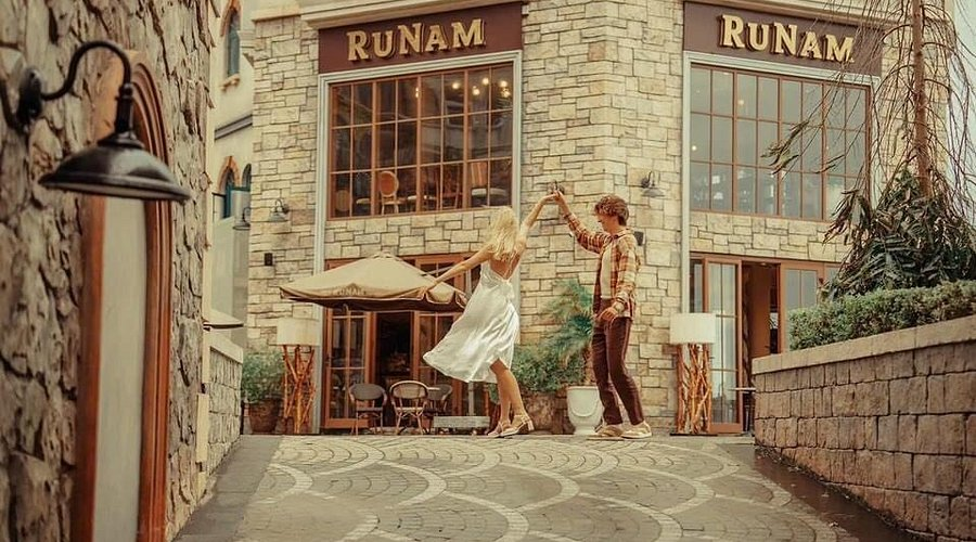 Runam là lựa chọn quen thuộc với những du khách tìm kiếm quán cafe xem pháo hoa Phú Quốc mang phong cách sang trọng.