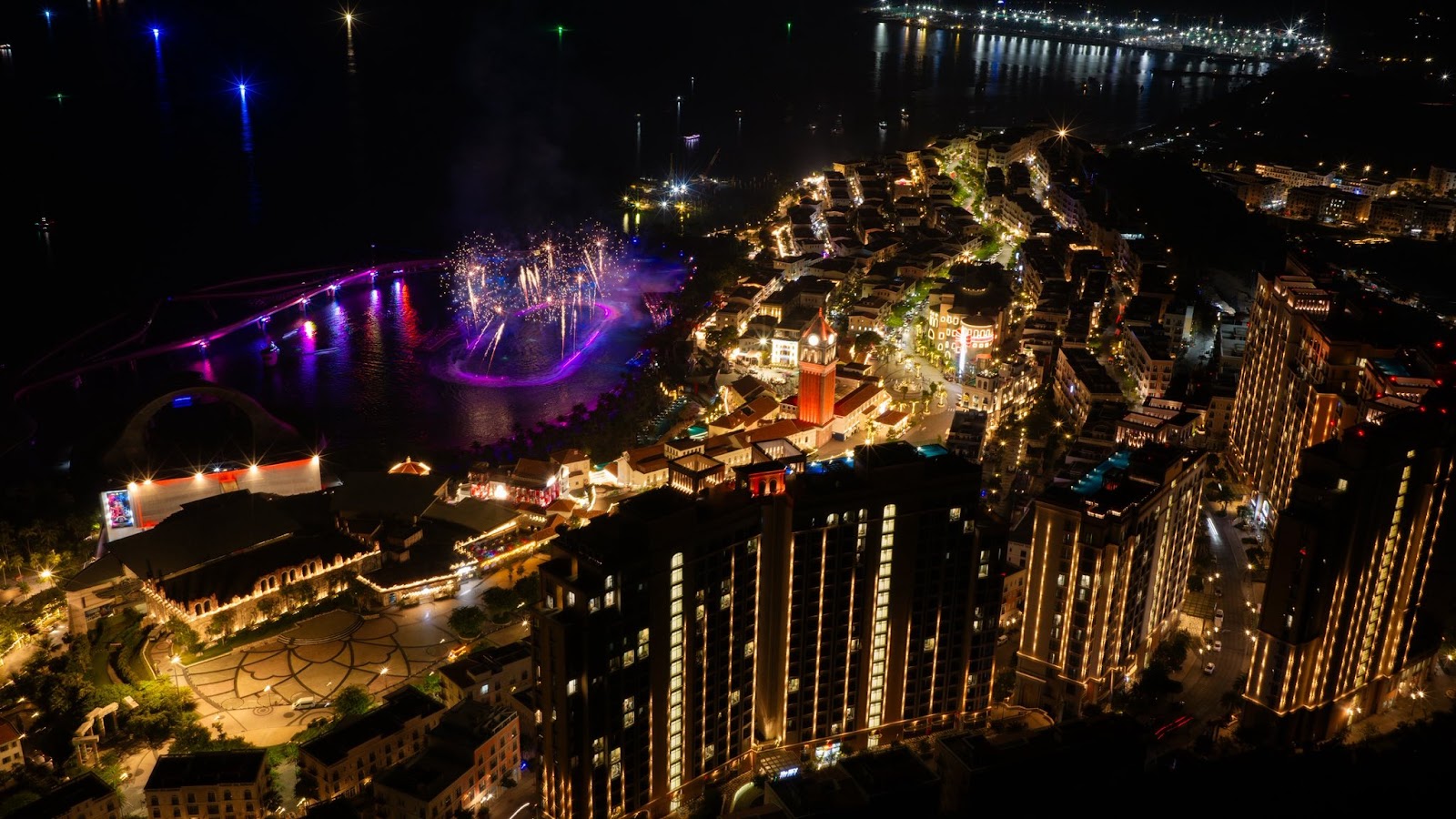 Để tận hưởng trọn vẹn giá trị của các quán cafe xem pháo hoa Phú Quốc, bạn nên dành trọn một buổi chiều và tối tại Nam đảo thay vì chỉ ghé nhanh vào giờ show.