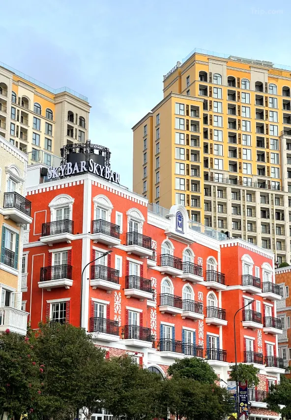 Times Corner Amalfi gây ấn tượng nhờ không gian rooftop – một lợi thế rõ rệt trong trải nghiệm khách sạn ngắm pháo hoa Phú Quốc.