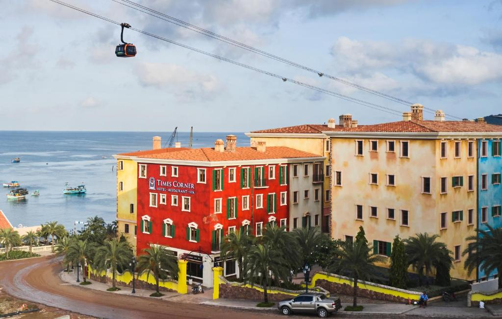 Times Corner Sorrento Boutique Hote dễ dàng kết nối ra bãi biển và chợ đêm.