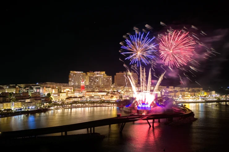 Xem pháo hoa ở Cầu Hôn mang đến trải nghiệm vô cùng đặc biệt.