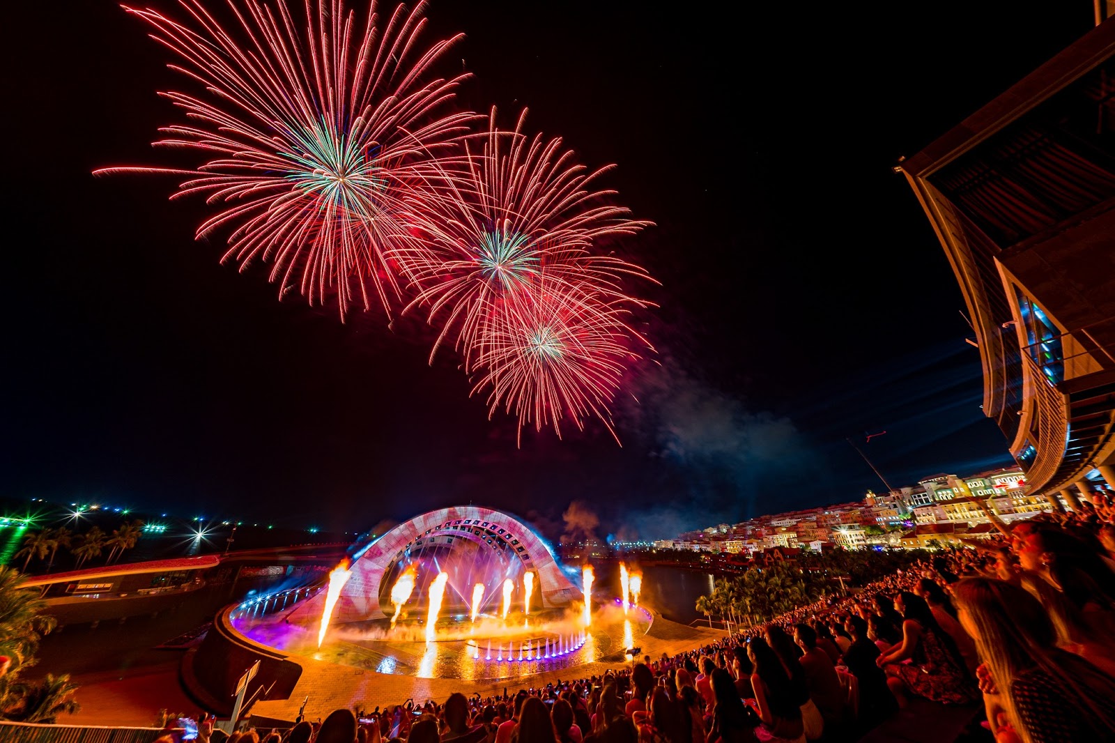 Khi mặt trời khuất dần sau đường chân trời, Sunset Town Phú Quốc bước vào thời khắc rực rỡ trong ngày.