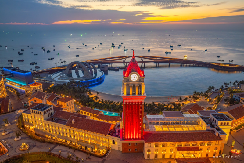 Tháp đồng hồ là một trong những biểu tượng dễ nhận diện nhất của Sunset Town.