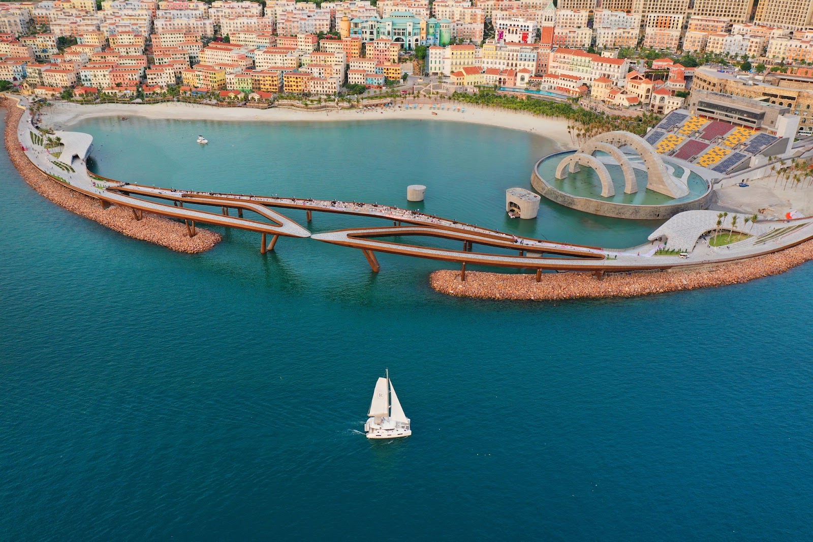 Cầu Hôn còn được ví như “background quốc dân” cho những bức ảnh để đời tại Sunset Town.