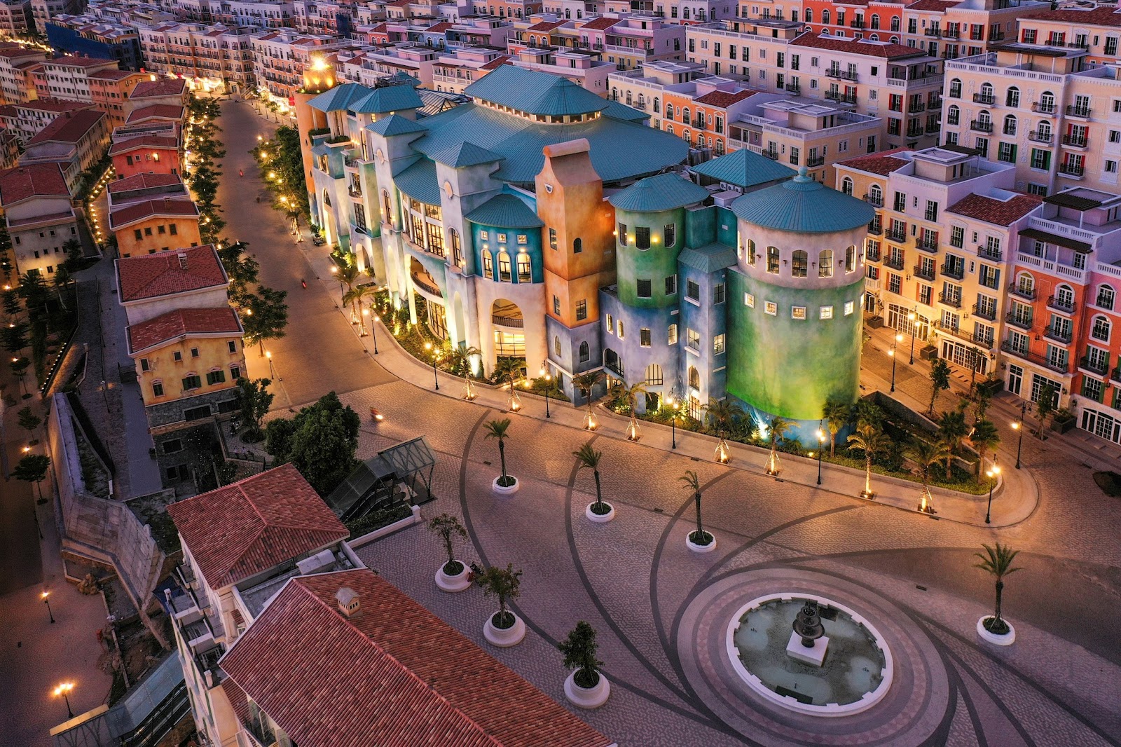 Sun Signature Gallery gây ấn tượng bởi thiết kế hiện đại, tinh tế nhưng vẫn hòa quyện với tổng thể kiến trúc thấm đẫm hơi thở của mid-century.