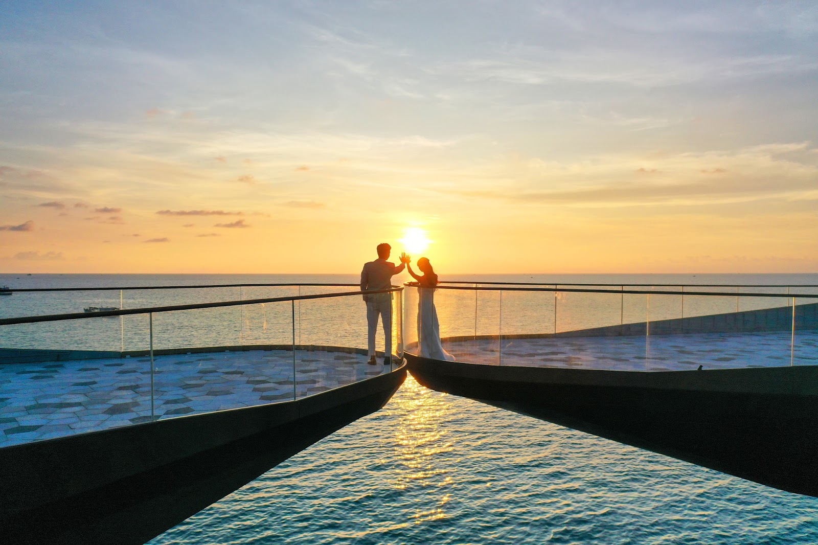 Để buổi chiều ngắm hoàng hôn tại Phú Quốc thật trọn vẹn, việc chuẩn bị trang phục phù hợp là yếu tố quan trọng đầu tiên.