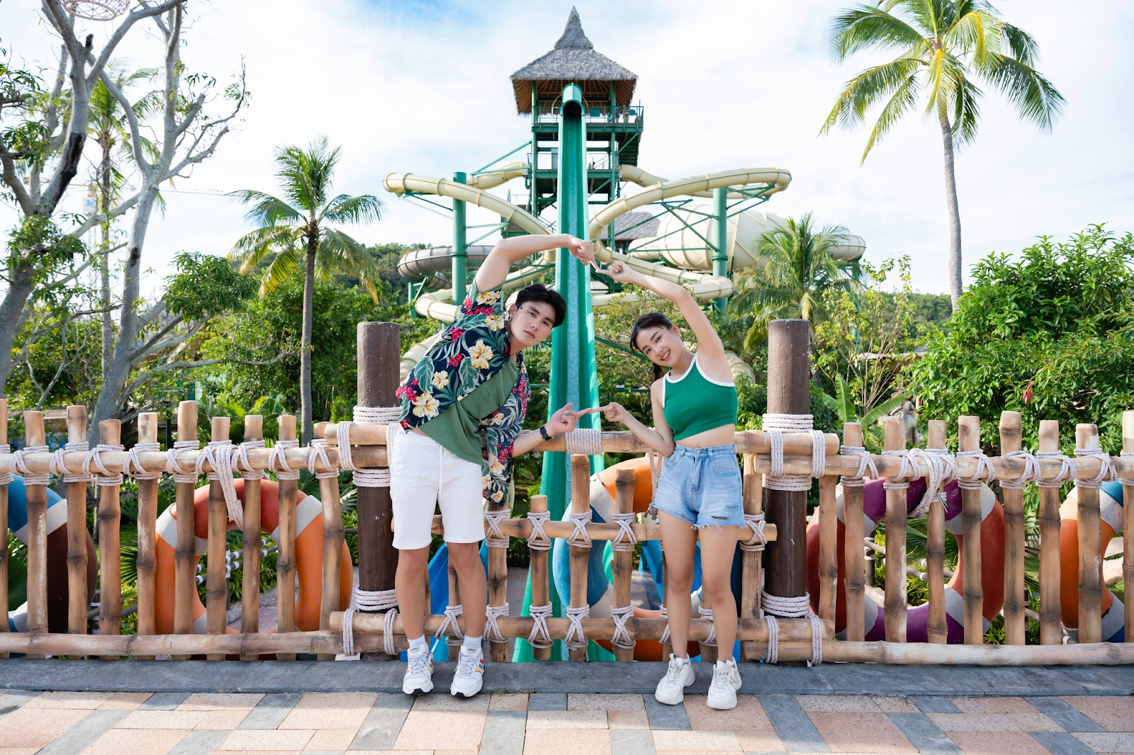 Du khách vui chơi tại công viên nước Aquatopia