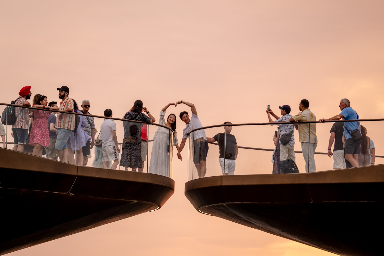 Du khách lưu giữ khoảnh khắc lãng mạn tại Cầu Hôn