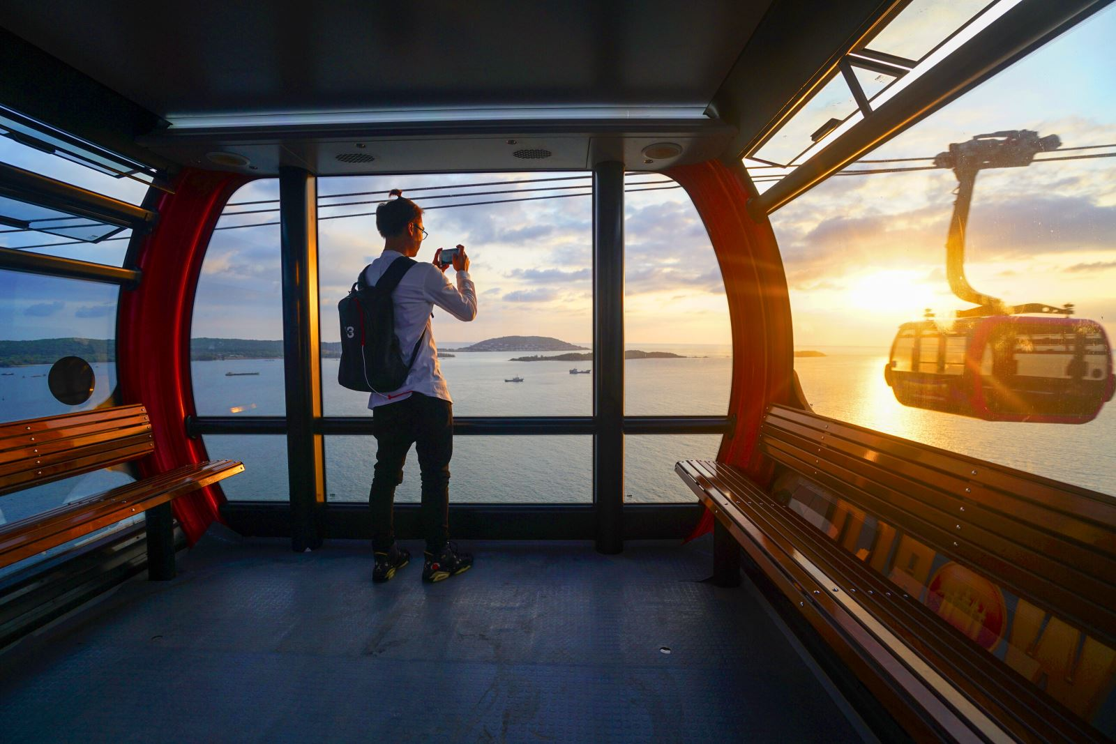 Du khách có thể chiêm ngưỡng hoàng hôn từ cabin cáp treo