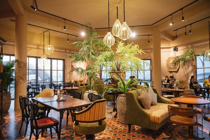 Không gian sang trọng và tiện nghi của RuNam Cafe