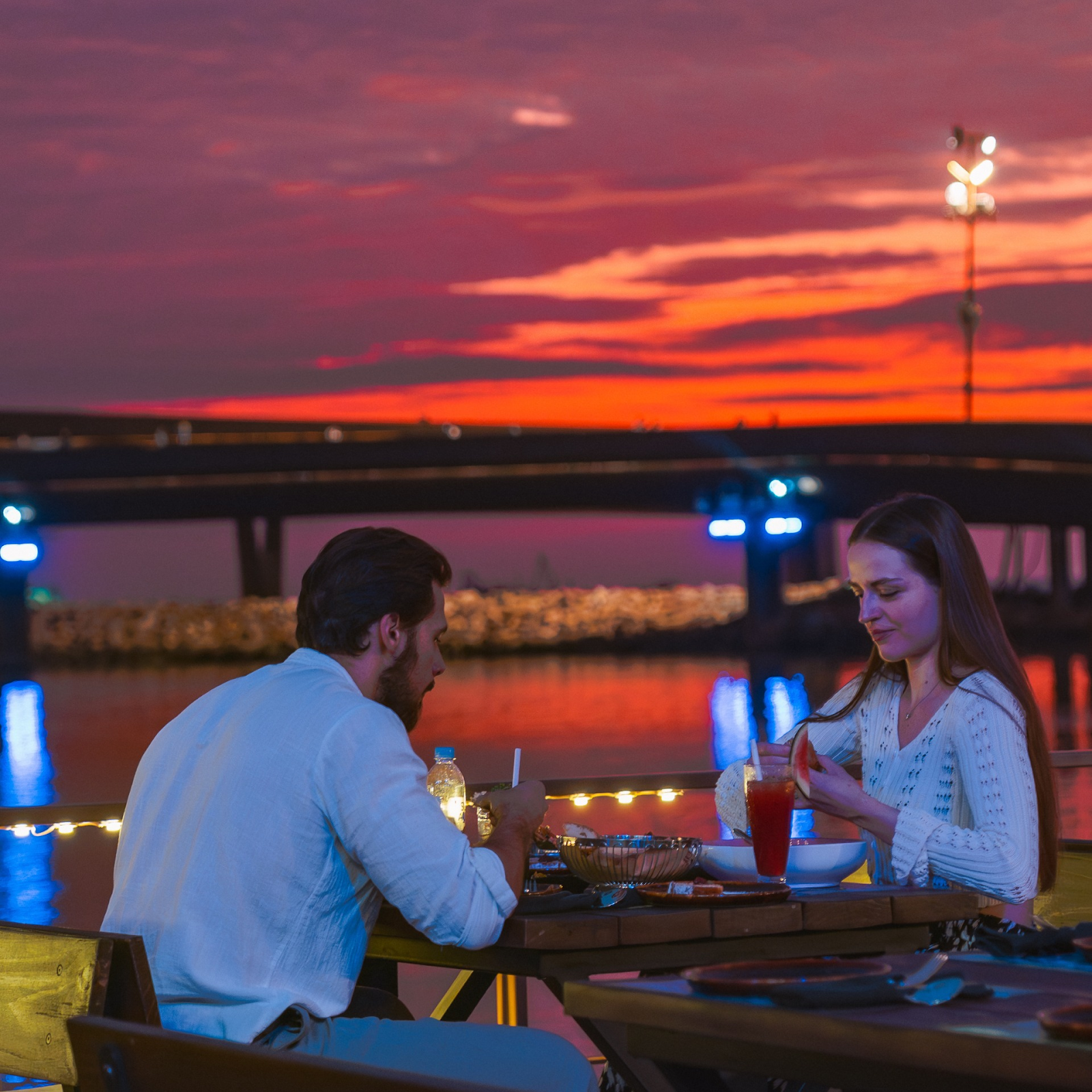 Du khách thưởng thức bữa tối lãng mạn tại nhà hàng Sun Bravia GastroPub