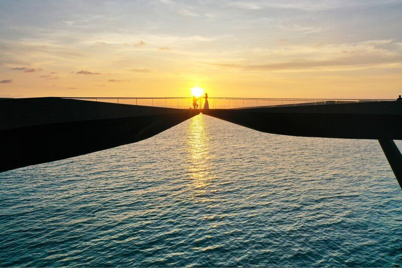 Khoảnh khắc ánh hoàng hôn cạm nhạt bao trùm cả không gian