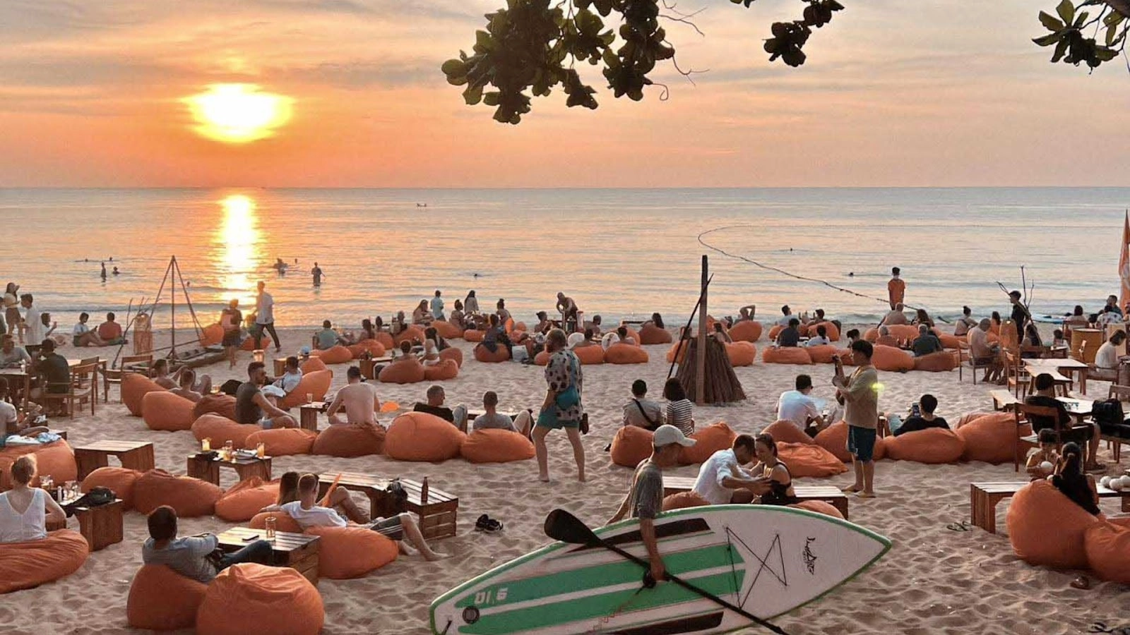 Không khí náo nhiệt tại OCSEN Beach Bar & Club