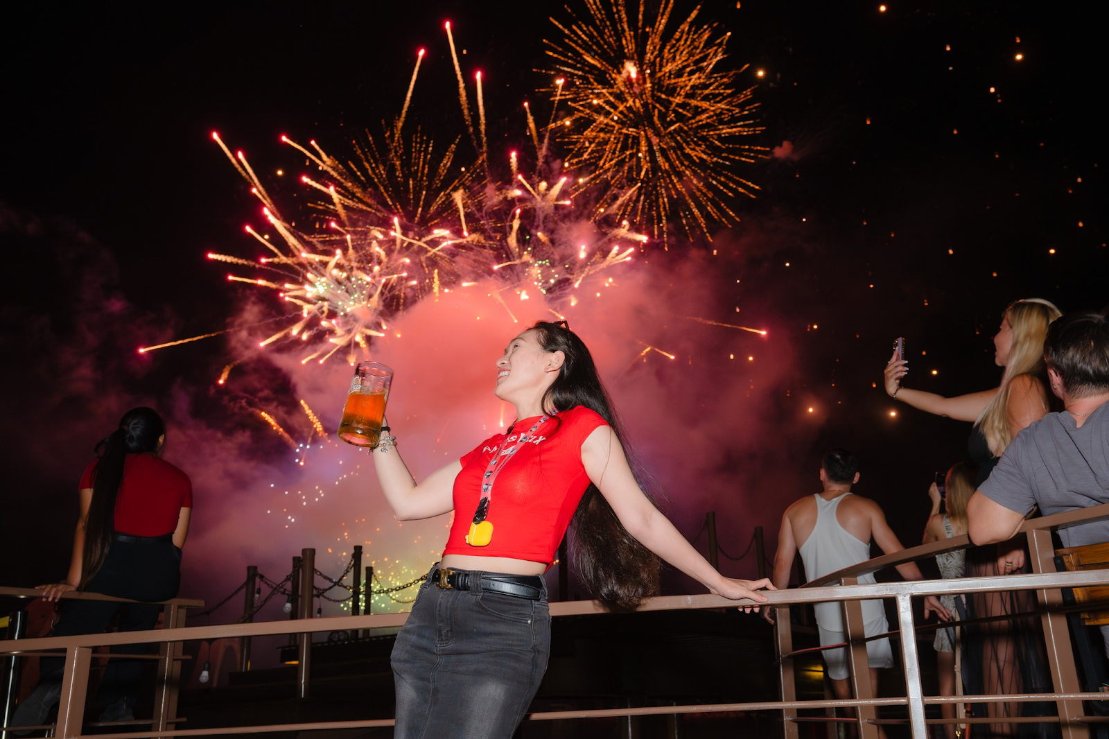 Du khách tận hưởng không khí sôi động tại nhà hàng Sun Bravia GastroPub